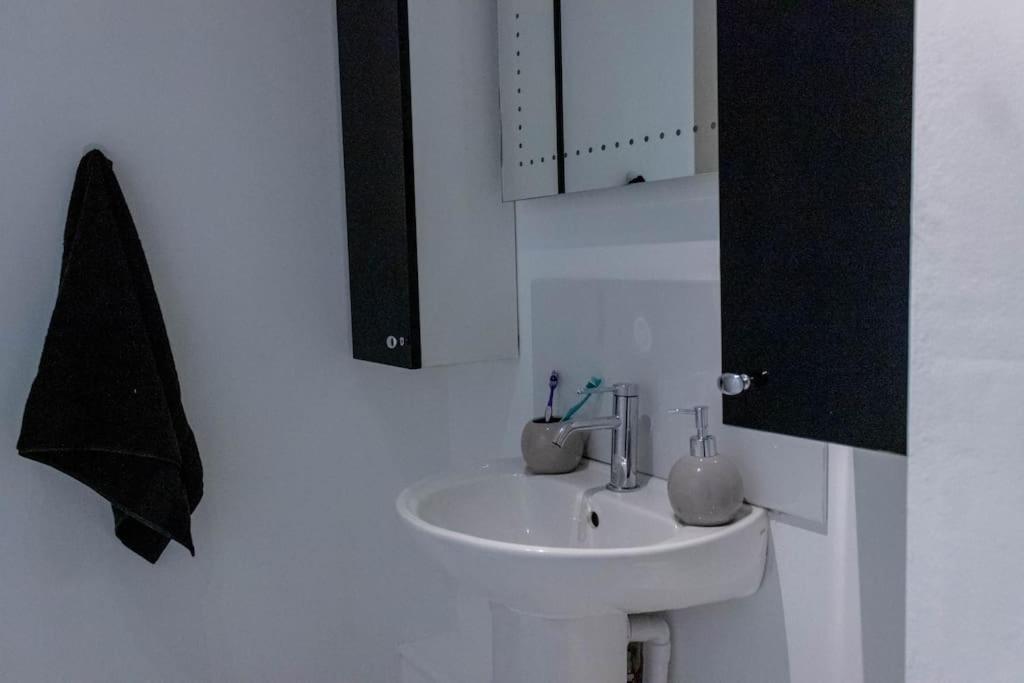 Cozy And Modern 2-Bed Apartment スウォンジー エクステリア 写真